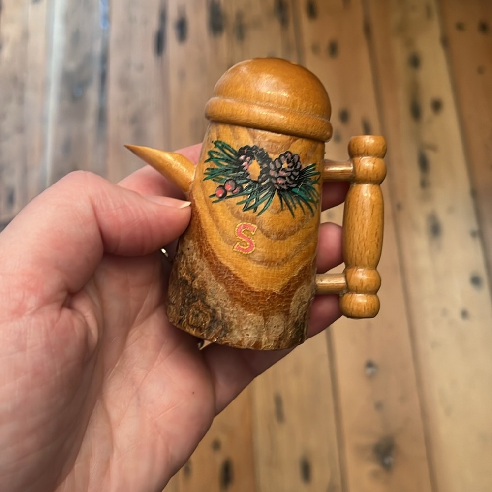 Vintage wooden Jug Carafe Salt and Pepper Shakers - Picture 4 of 5